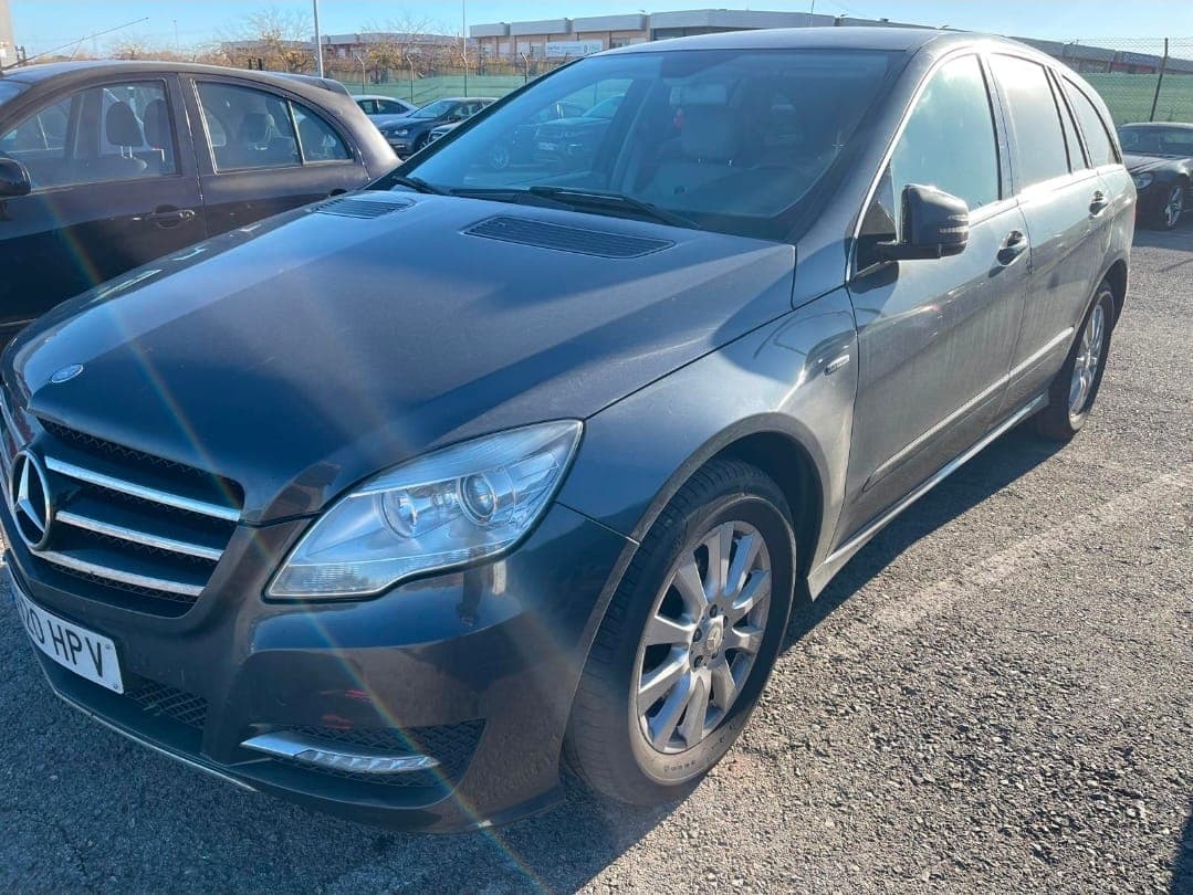 Photos of Mercedes Benz R 300 CDI